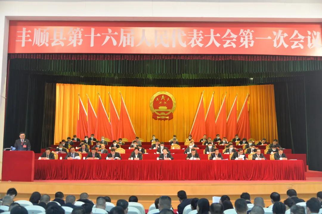 两会现场小图.jpg