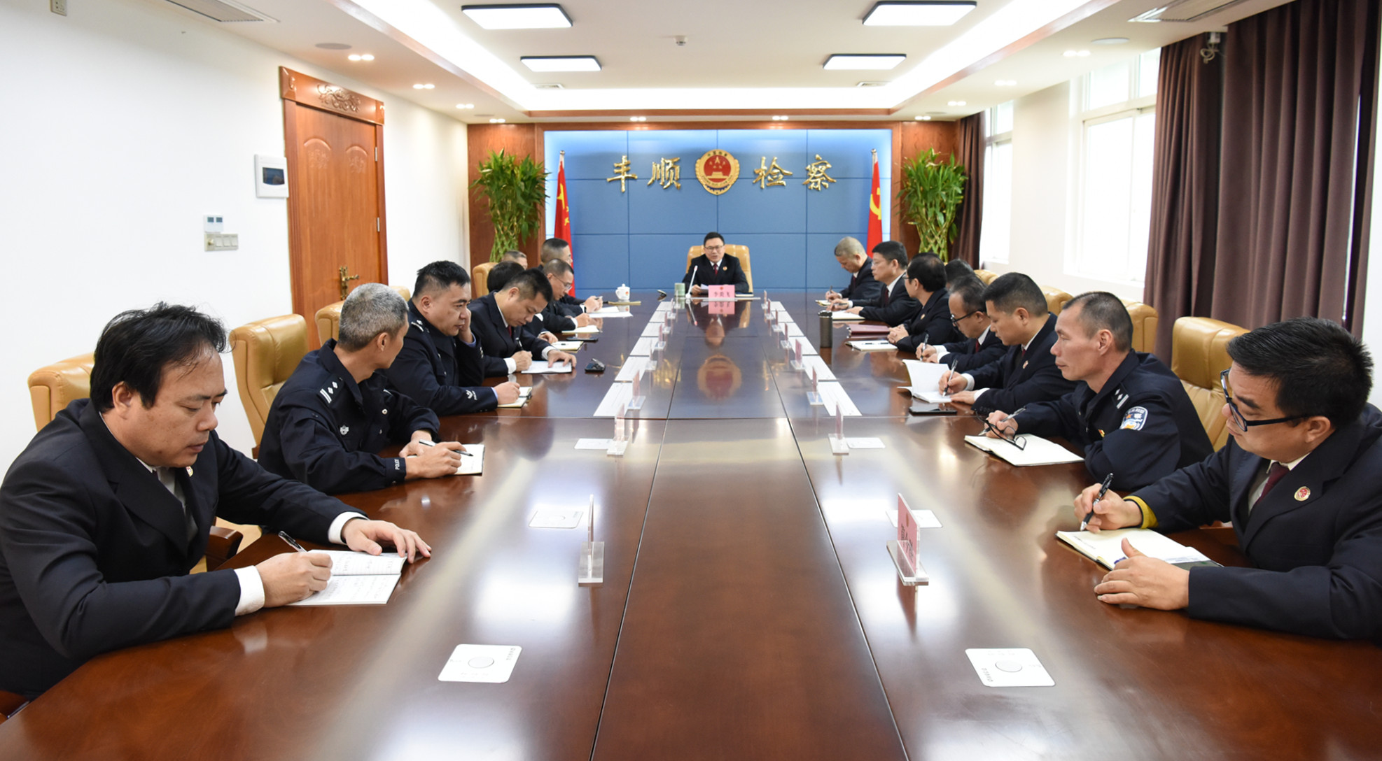 党组理论学习中心组扩大会议.jpg