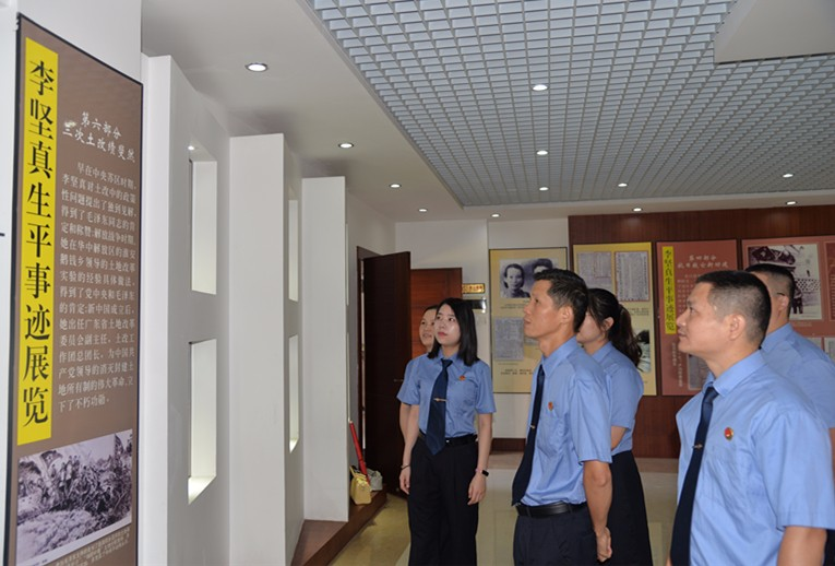 参观展览.jpg