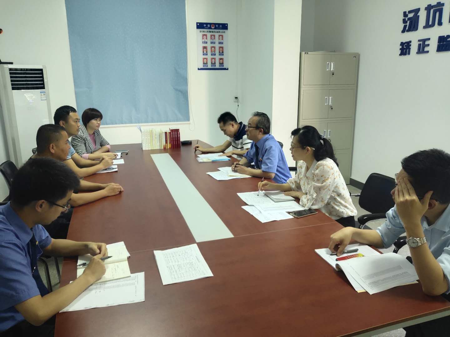 听取基层司法所工作汇报.jpg
