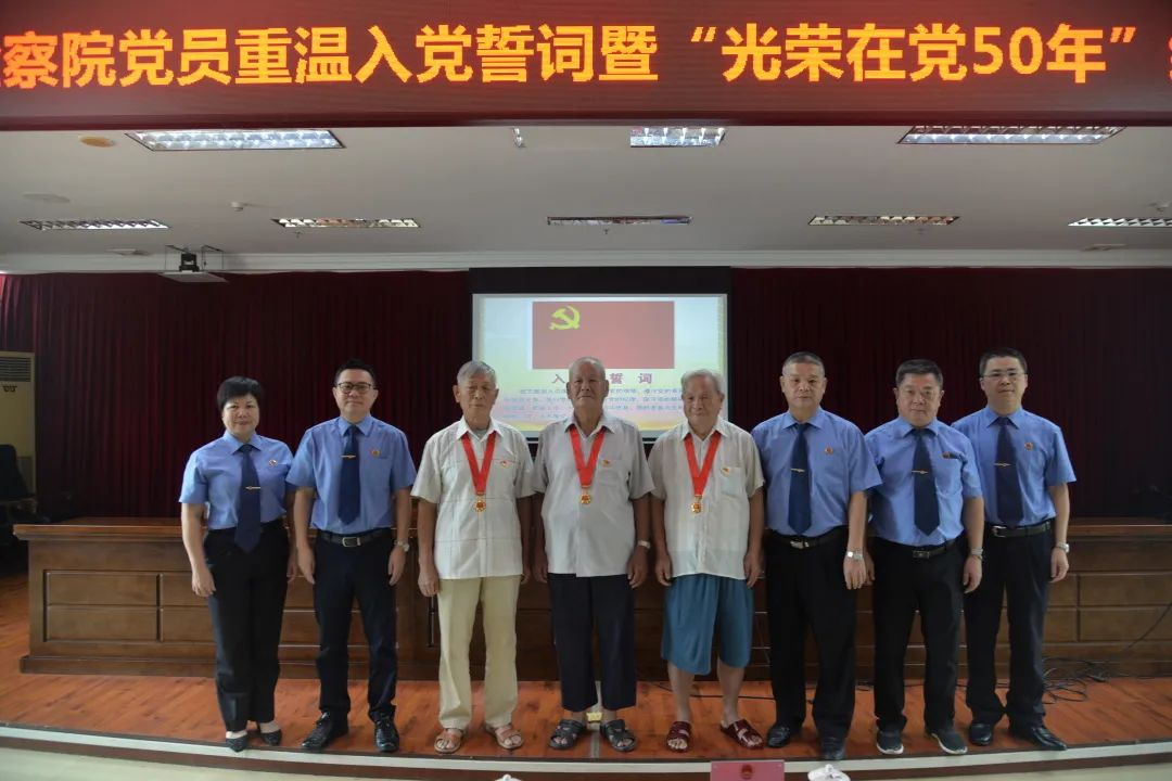 颁发纪念章.jpg