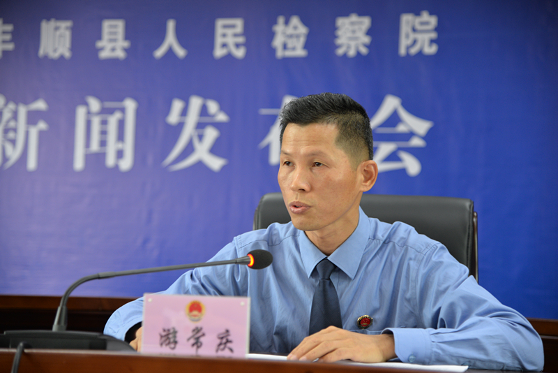 民事行政检察科科长游常庆回答了记者提问_副本.jpg