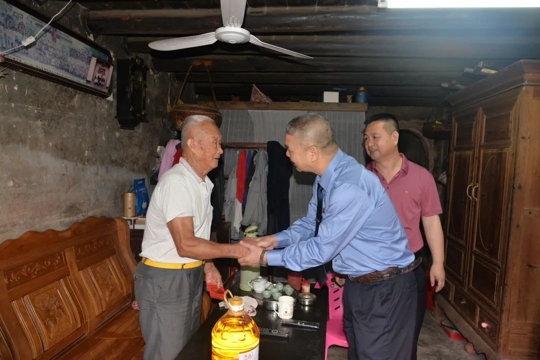 戴检慰问.jpg 戴检慰问.jpg