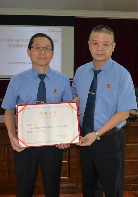 颁奖.jpg 颁奖.jpg