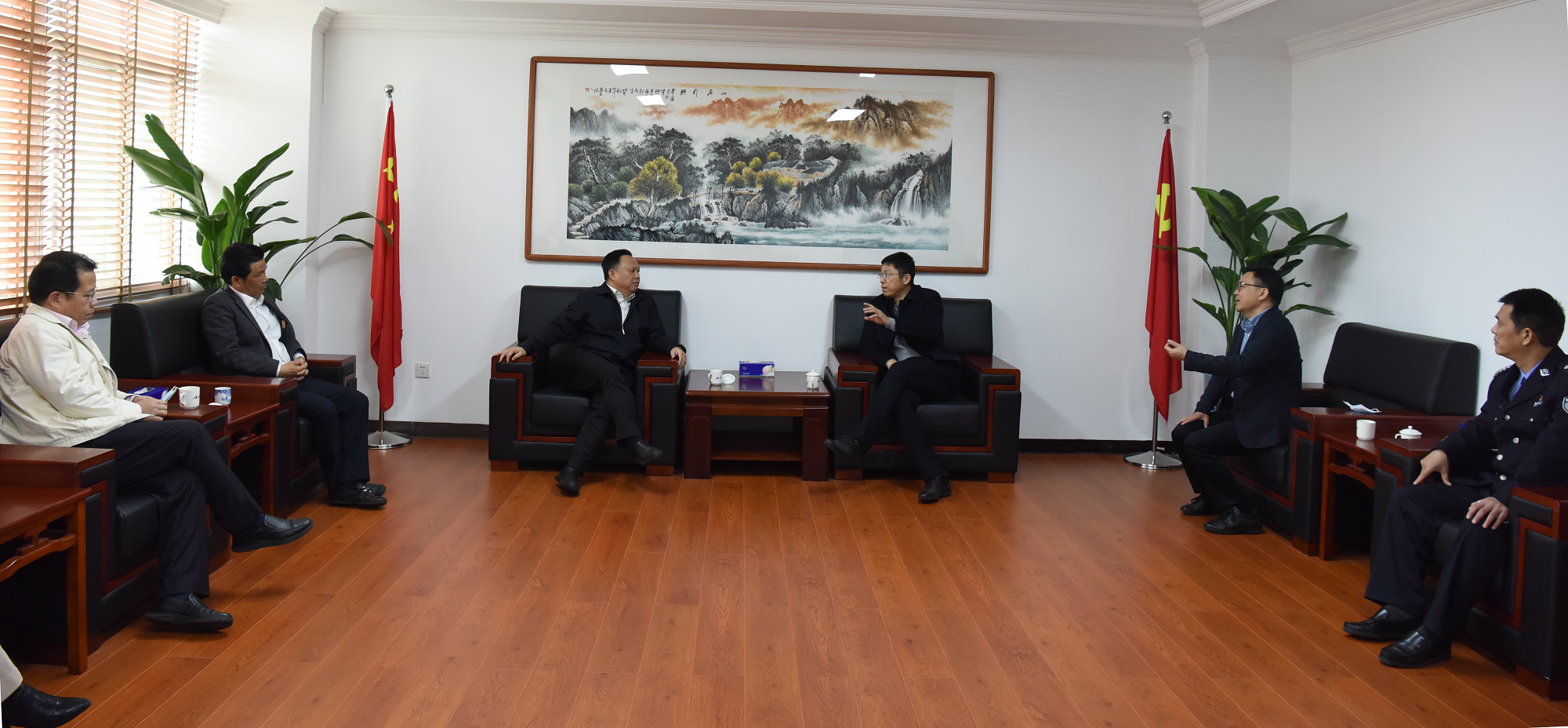 梁维座谈现场.png