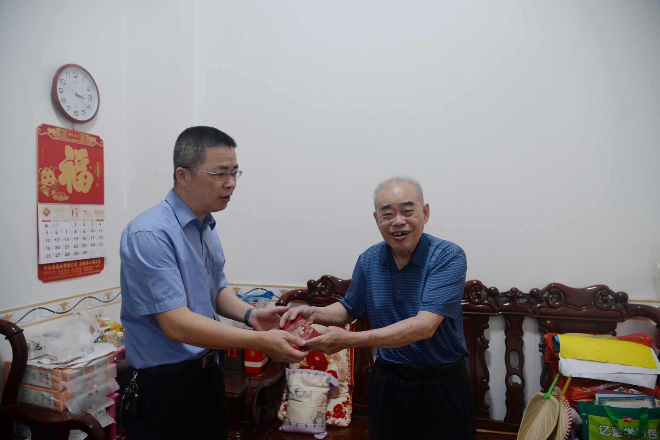 慰问老党员.JPG 慰问老党员.JPG
