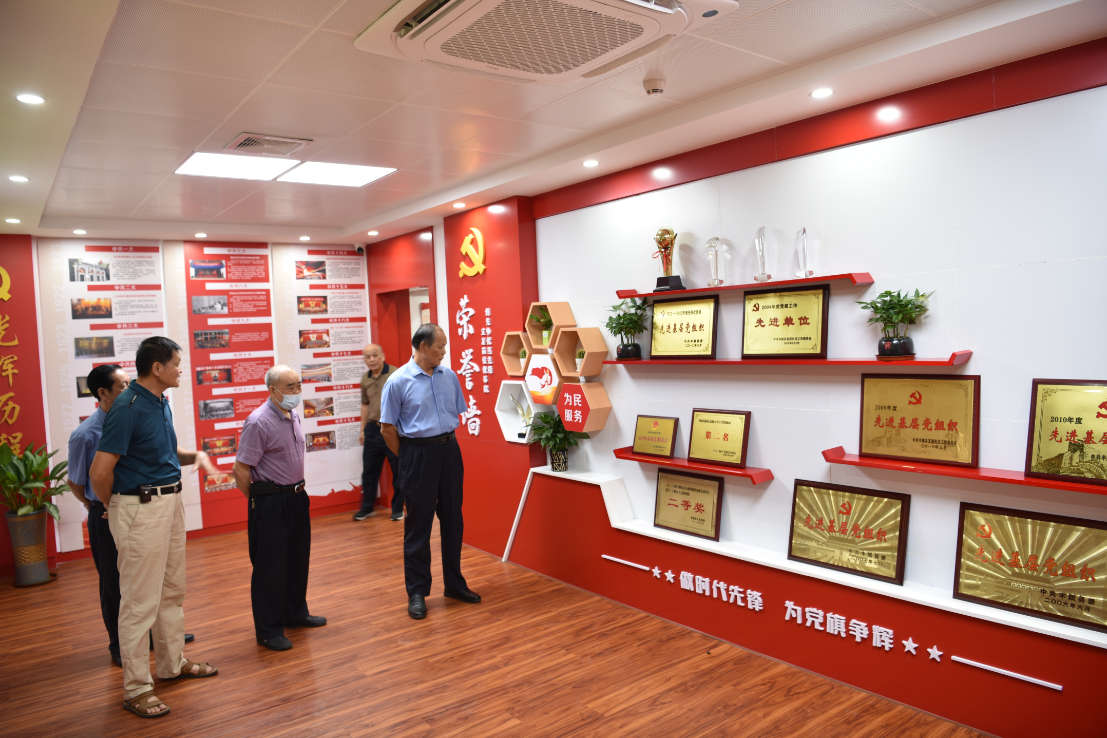 参观4.JPG 参观4.JPG